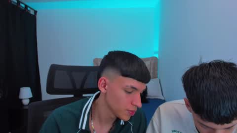 Snapshot of juan_nd_steven chatting on October 4, 2025, 4:21 am JuanSteven online show from October 4, 2025, 4:21 am