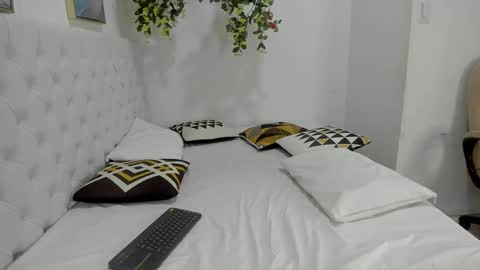 juana_naranjo online show from June 5, 2026, 6:52 am