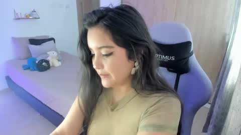 juli_santos_22 online show from January 7, 2025, 4:48 pm