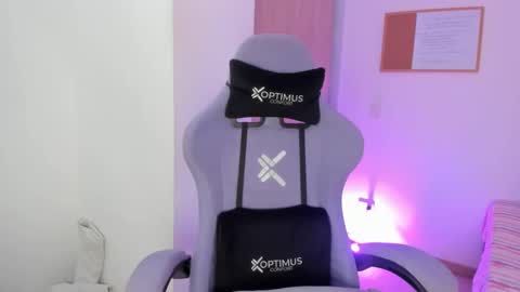 juli_santos_22 online show from February 5, 2025, 5:31 pm