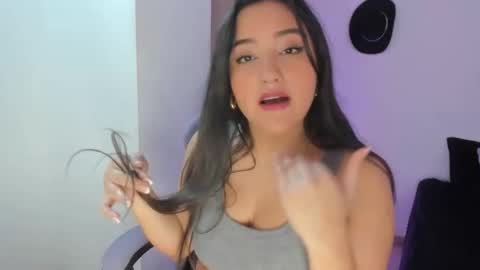 juli_santos_22 online show from February 11, 2025, 3:08 pm