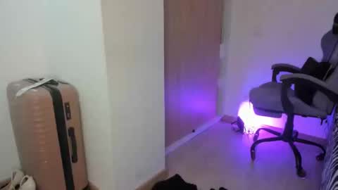 juli_santos_22 online show from February 24, 2025, 7:30 pm