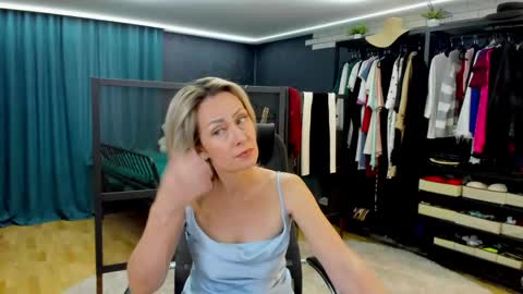 Snapshot of julia__cherry_ chatting on May 9, 2026, 2:33 pm julia__cherry_ online show from May 9, 2026, 2:33 pm