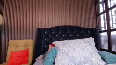 Julia online show from November 3, 2025, 8:21 pm