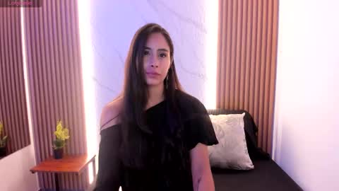 J U L IA   M A R T I N E Z online show from February 10, 2026, 11:36 am