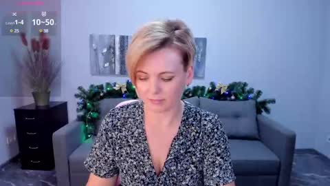 Julia online show from January 4, 2025, 3:49 pm