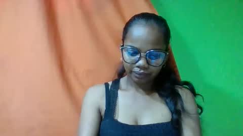 juliah02 online show from May 14, 2026, 7:37 am