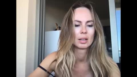 Snapshot of julialemilf chatting on May 20, 2026, 10:21 am julialemilf online show from May 20, 2026, 10:21 am