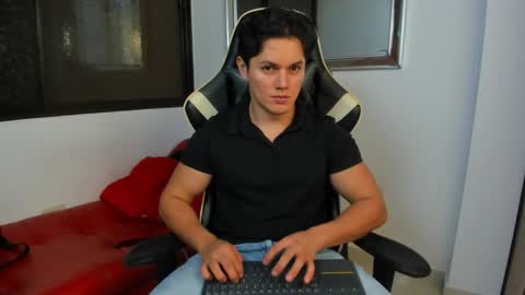 julian_wallace online show from February 9, 2026, 9:19 pm