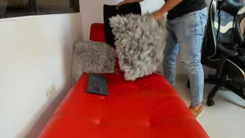 julian_wallace online show from April 8, 2026, 7:14 pm