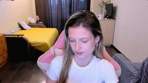 Snapshot of julie_flores chatting on July 10, 2026, 1:47 pm Julie online show from July 10, 2026, 1:47 pm