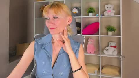 Julie Lucasss online show from April 14, 2026, 12:38 am