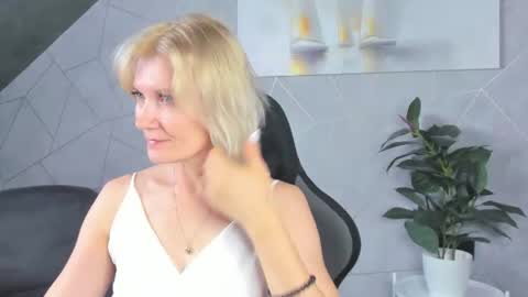 Snapshot of julie_lucasss chatting on July 13, 2026, 12:02 am Julie Lucasss online show from July 13, 2026, 12:02 am
