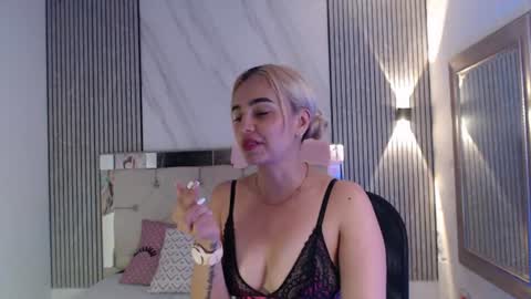 julieta__fox_ online show from June 22, 2026, 3:25 am