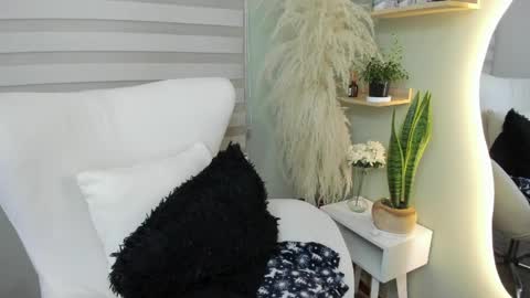 Snapshot of julieta_evans_1 chatting on April 17, 2026, 12:46 am Julieta online show from April 17, 2026, 12:46 am
