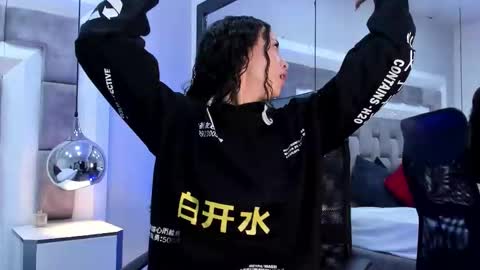 Hi guys It is a pleasure to have you here I am Julieta  online show from October 8, 2025, 11:52 am