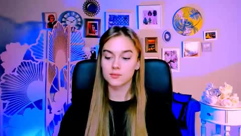 junewoods online show from November 14, 2025, 12:37 pm