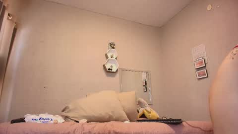 Snapshot of just_isa chatting on June 1, 2026, 6:53 pm Isa y Luci online show from June 1, 2026, 6:53 pm