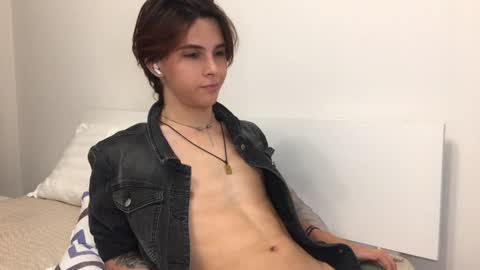 Snapshot of k0sta_32 chatting on December 7, 2024, 1:03 am  k0sta online show from December 7, 2024, 1:03 am