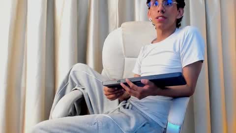 kai online show from March 19, 2026, 3:32 am