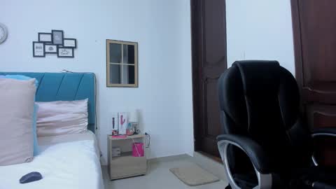 Kamilalopez online show from November 18, 2025, 11:59 pm