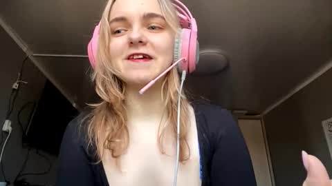 Snapshot of kariejenison chatting on November 17, 2025, 7:36 am Im Olivia online show from November 17, 2025, 7:36 am