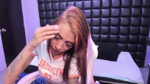 karlaslutskinny__ online show from November 21, 2025, 4:05 pm