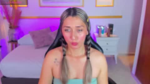 karlyy_ online show from November 4, 2025, 7:35 pm