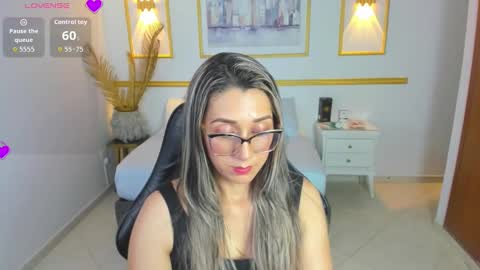 karlyy_ online show from November 21, 2025, 7:23 pm