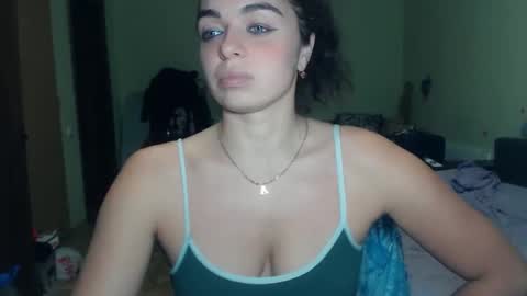 Snapshot of karolinasweet chatting on January 17, 2025, 3:32 pm Mila online show from January 17, 2025, 3:32 pm