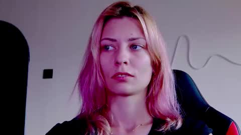 karoline121 online show from November 4, 2025, 9:41 am