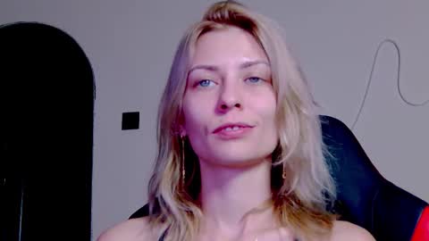 karoline121 online show from November 4, 2025, 9:47 pm