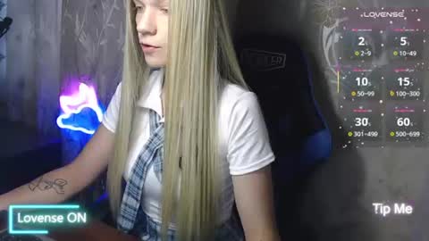 Snapshot of karolynafox chatting on July 25, 2026, 7:39 am Caroline Fox online show from July 25, 2026, 7:39 am