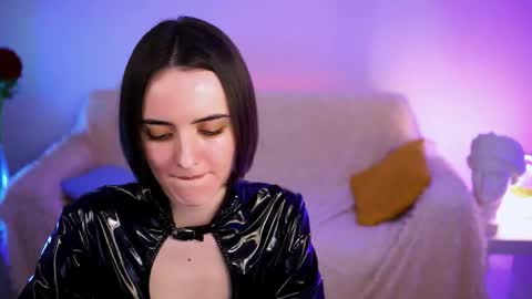 katewillows online show from April 13, 2026, 5:02 am