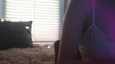 Kayla online show from September 18, 2025, 12:18 pm