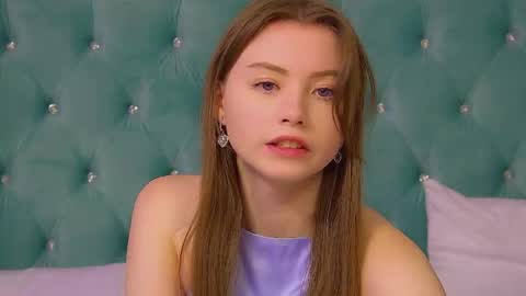 Keira online show from October 8, 2025, 6:27 pm