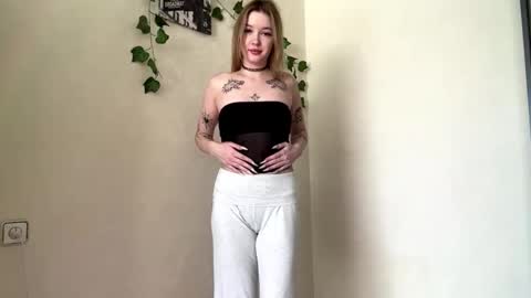 Mia online show from June 4, 2026, 11:05 am
