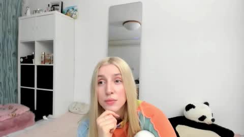 Kenzie online show from February 15, 2026, 11:08 am