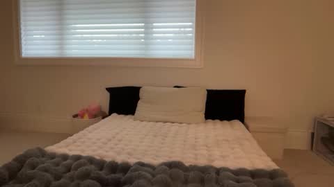 kenziesmithh online show from December 3, 2025, 8:18 pm