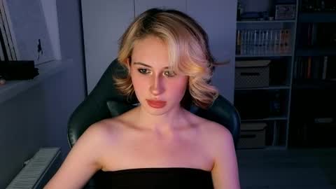 Snapshot of keti_moon chatting on August 5, 2026, 6:44 pm Keti 3 online show from August 5, 2026, 6:44 pm