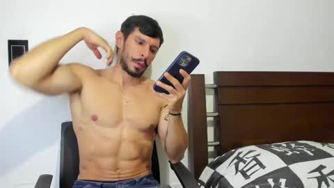 kevin_malone22 online show from April 13, 2026, 11:43 pm