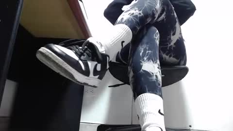     online show from October 17, 2025, 8:55 pm