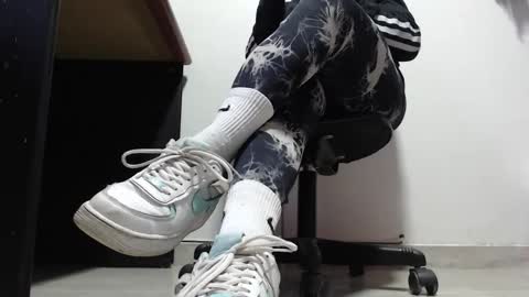     online show from November 28, 2025, 10:12 pm