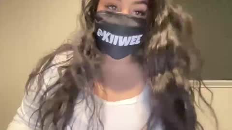 KIIWEE online show from November 3, 2025, 11:59 pm