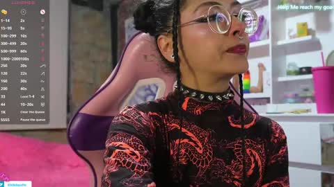 kiki online show from February 10, 2025, 8:42 pm