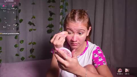 Snapshot of kim_dolls1823 chatting on December 26, 2024, 1:43 pm ISABELLA 3 online show from December 26, 2024, 1:43 pm