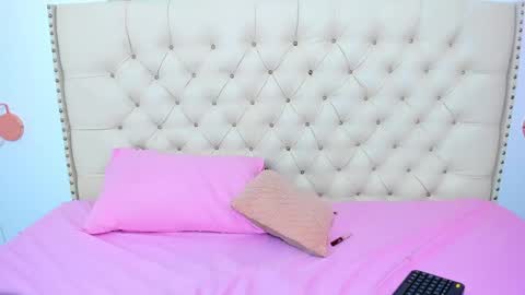 kim_eli online show from December 19, 2024, 7:40 pm