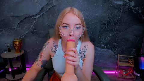 Snapshot of kim_girl_next_door chatting on January 10, 2025, 9:13 am KIM online show from January 10, 2025, 9:13 am