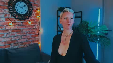 Snapshot of kim_waite chatting on October 2, 2025, 12:12 pm Kim online show from October 2, 2025, 12:12 pm