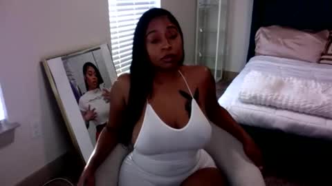 Snapshot of kimmyluxx chatting on February 8, 2025, 10:08 pm kimmyluxx online show from February 8, 2025, 10:08 pm